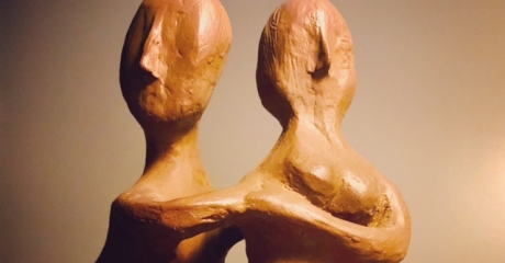 Sandra Vázquez | Sin título, Serie «El abrazo», 2021 | Escultura de arcilla, 18 x 18 x 17 cm