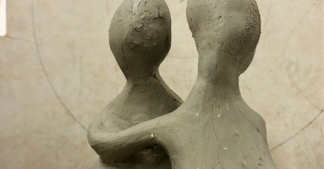Sandra Vázquez | Sin título, Serie «El abrazo», 2021 | Escultura de arcilla, 18 x 18 x 17 cm